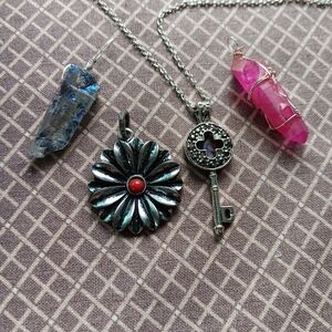 Key Necklace, Daisy Pendant, 2 quartz Crystal Pont Pendants